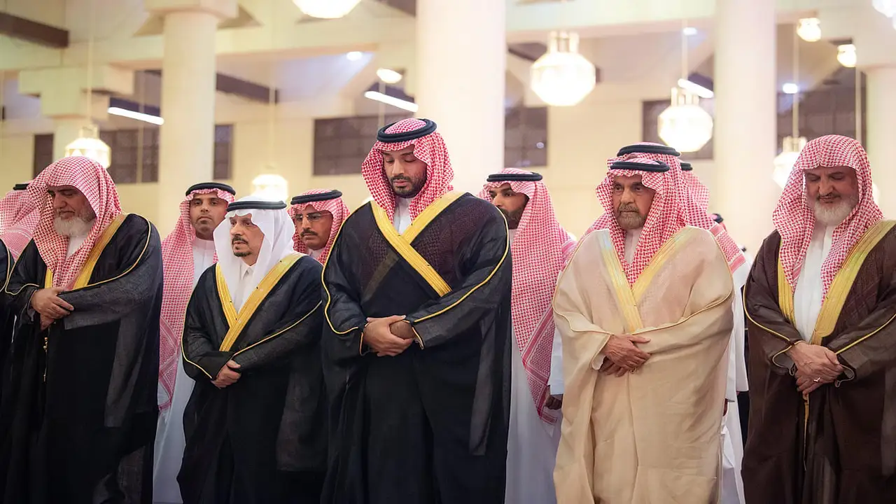 ولي العهد يتقدم جموع المصلين في صلاة الميت على مفتي المملكة بالرياض